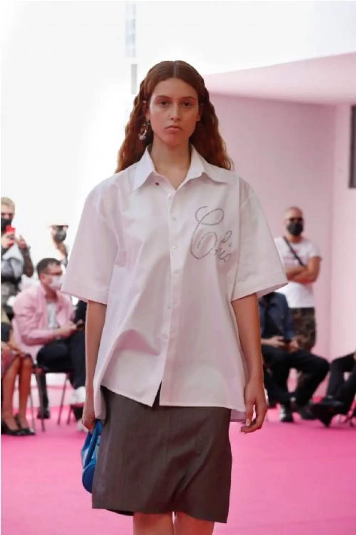 القميص الأبيض الطويل من أبرا  Abra