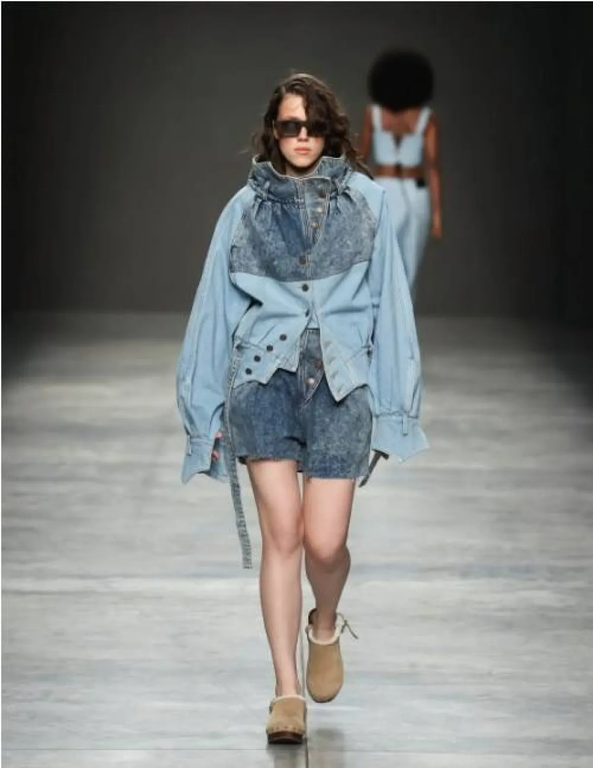 طقم من الجينز بقصّة فضفاضة من بي أل سي في  Blcv