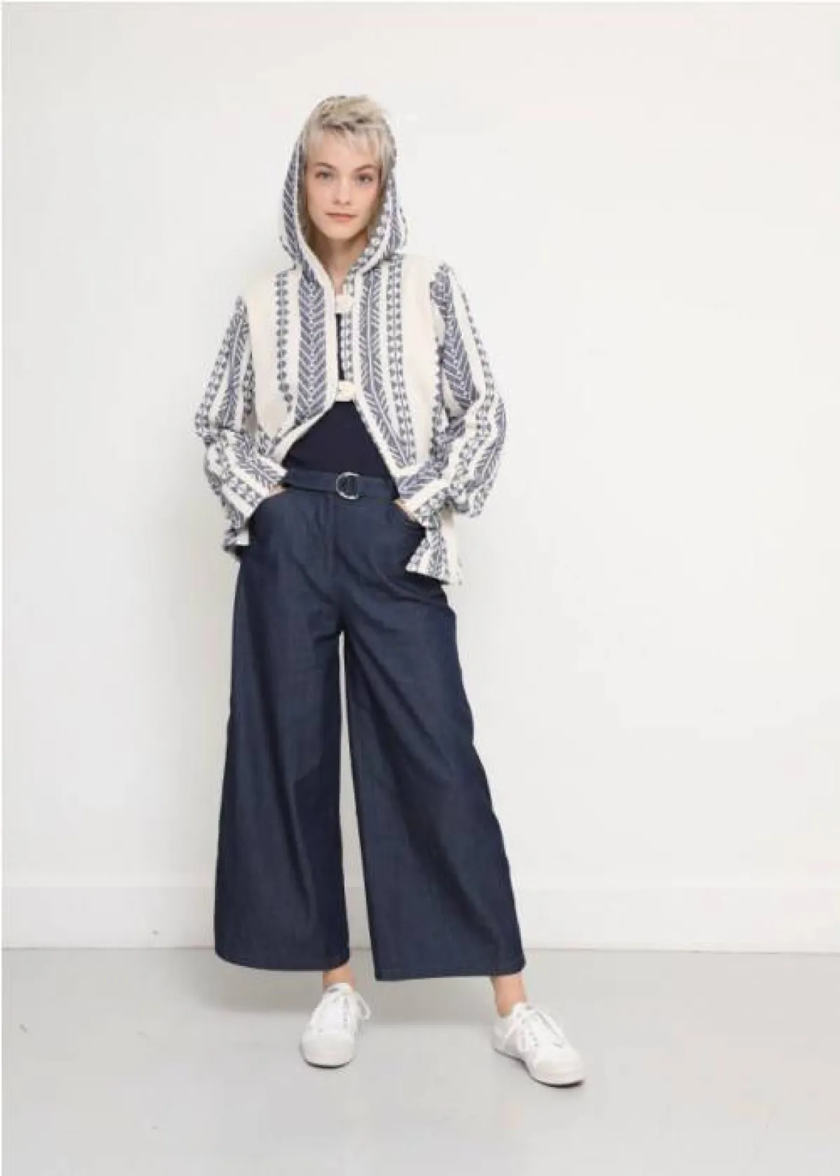 جينز مع بلوزة مخطّطة من أنييس بي  Agnes B