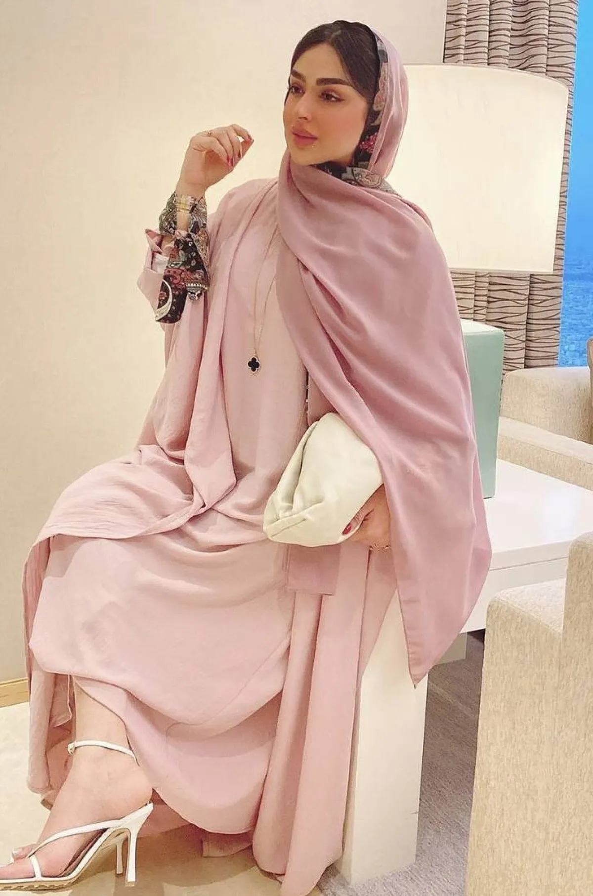 امل الانصاري بعباية باستيل