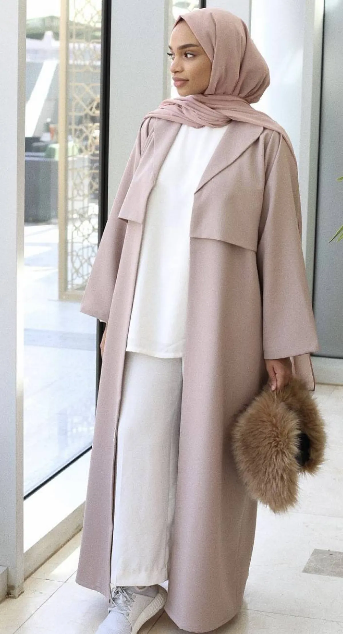 نيا عمرون باطلالة رسمية