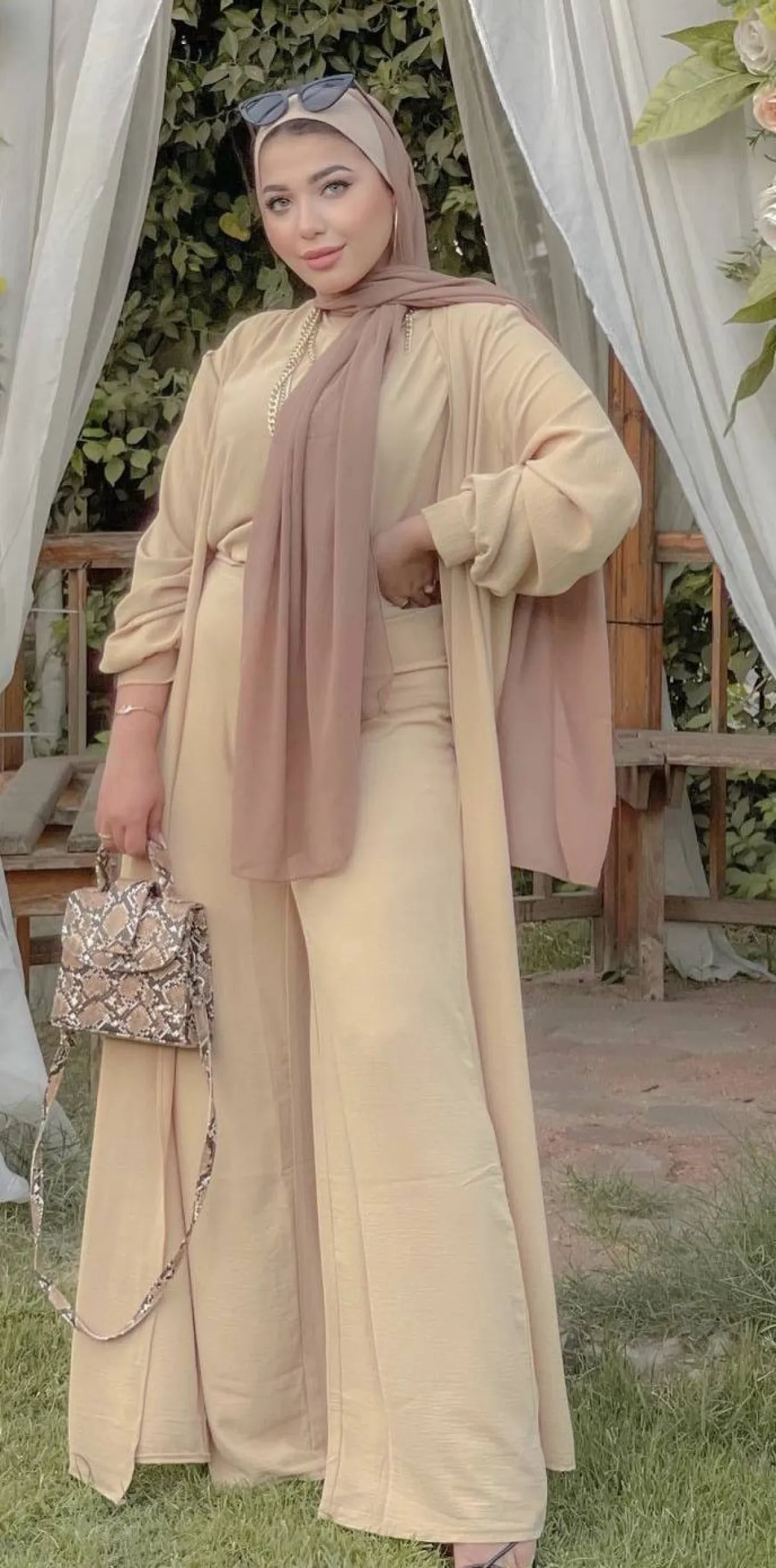 حنان الحكيم باطلالة مونكروم