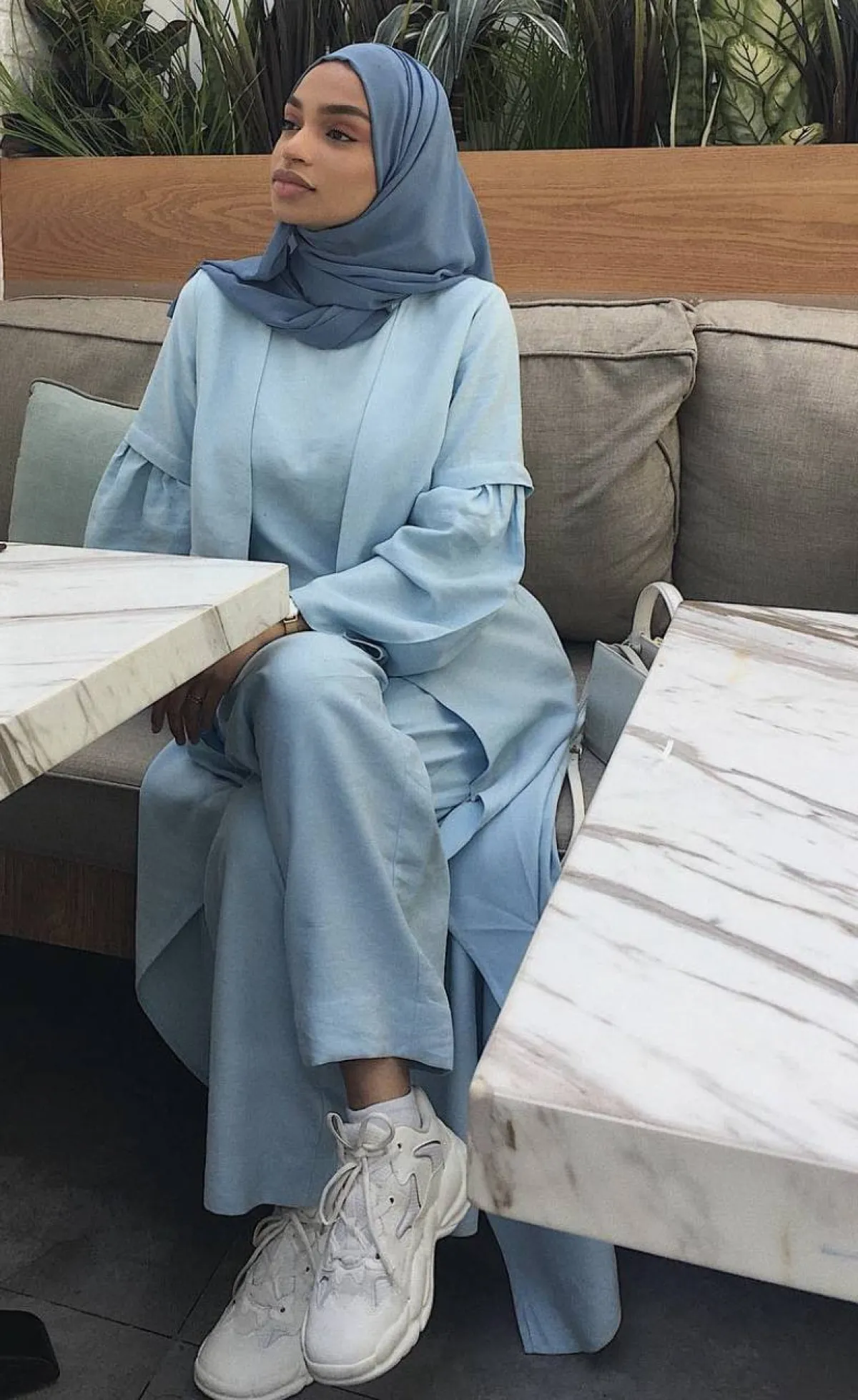 نيا عمرون بعباية زرقاء