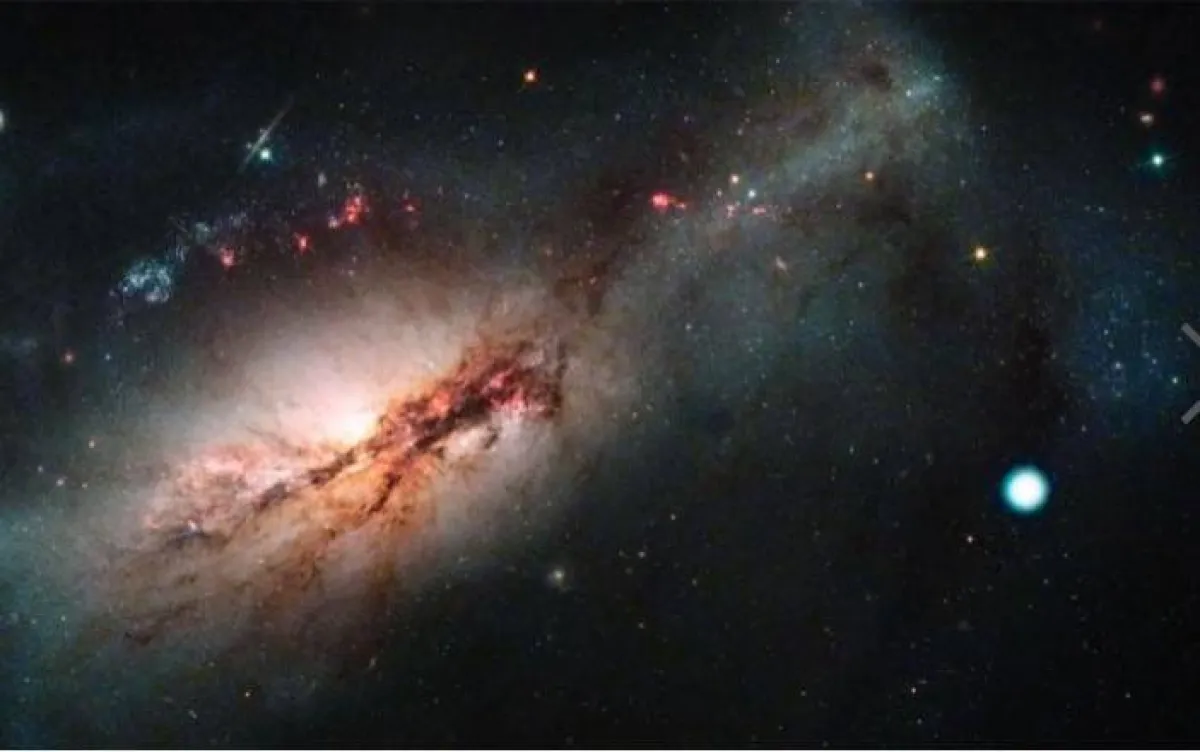 جسمًا فضائيًا  يُصدر إشارات  طاقة