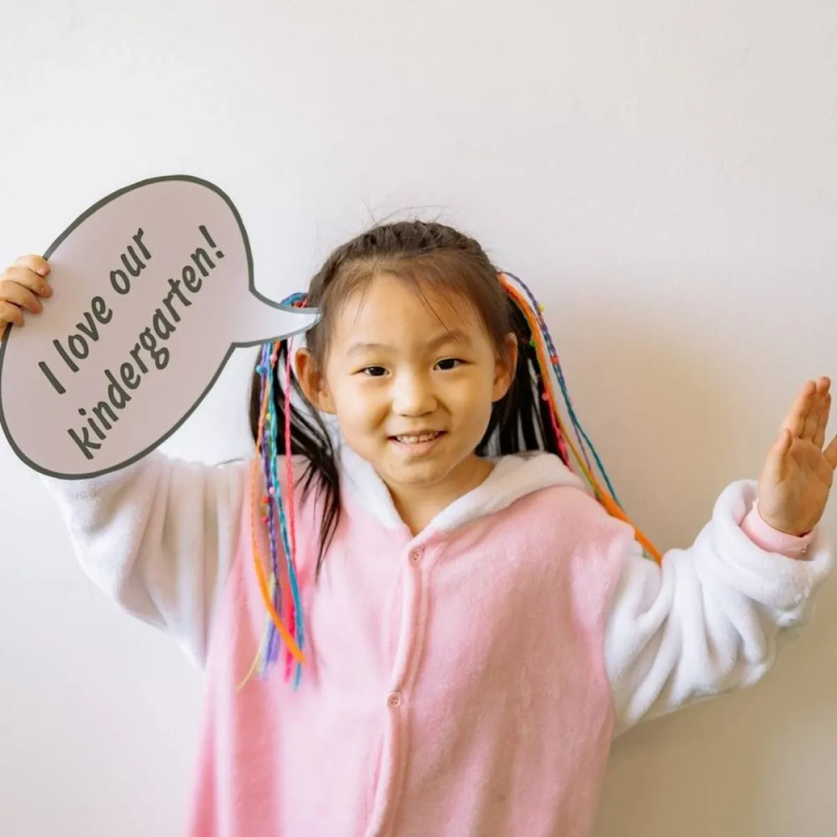 صورة لطفلة ترفع شعار مؤيد للحضانة