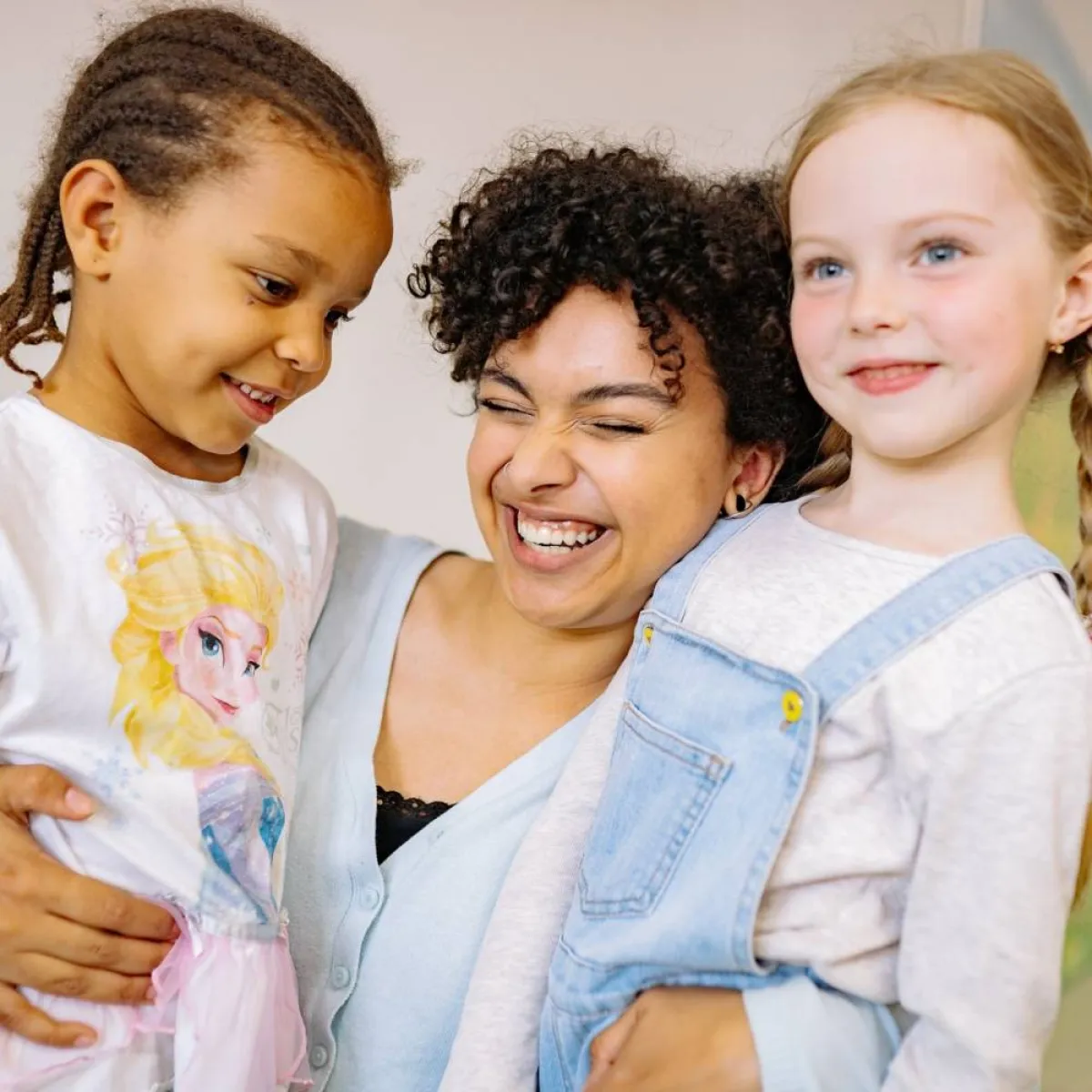 صورة تعكس سعادة الطفل بالحضانة