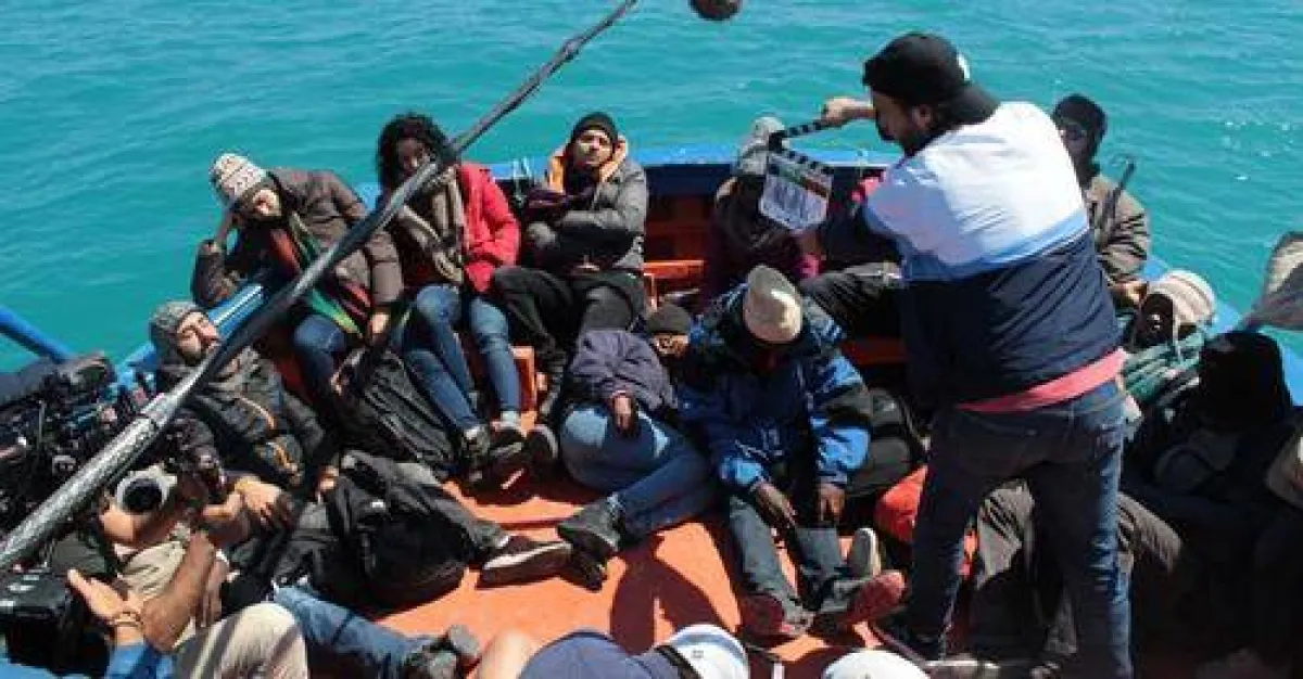 مشهد من المسلسل أثناء التصوير على قارب في البحر- الصورة من موقع مسلسل "حرقة "على الفيسبوك