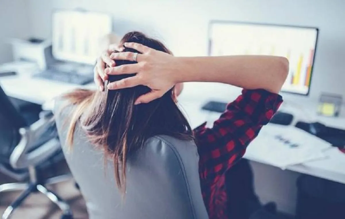 صورة لسيدة تعاني من الصداع النصفي 