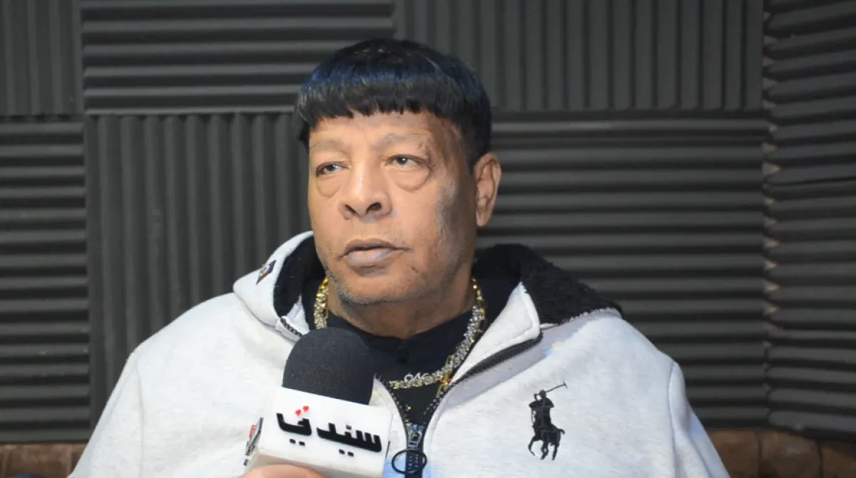 المطرب الشعبي عبد الباسط حمودة خلال لقائه بسيدتي - الصورة خاصة بسيدتي