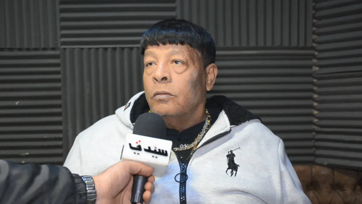 المطرب الشعبي عبد الباسط حمودة خلال لقائه بسيدتي - الصورة خاصة بسيدتي