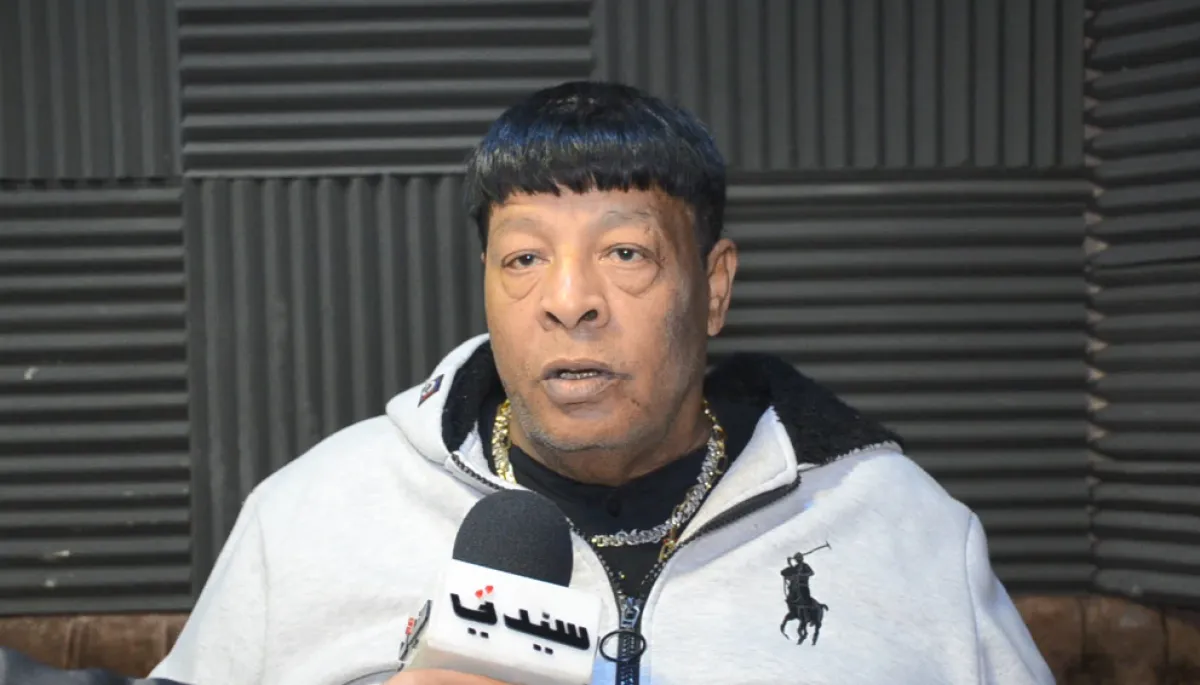 المطرب الشعبي عبد الباسط حمودة خلال لقائه بسيدتي - الصورة خاصة بسيدتي