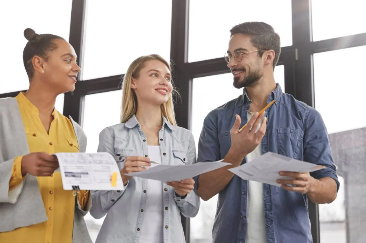 المهارات التنظيمية والإبداعية وقدرات التواصل هي مواصفات مطلوبة غالبًا في الإعلان عن الوظيفة