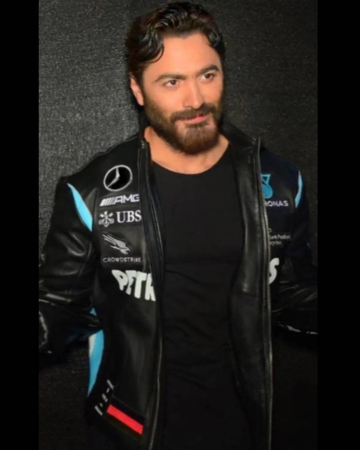 النجم تامر حسني في أحدث لوك له - الصورة من حسابه على انستغرام