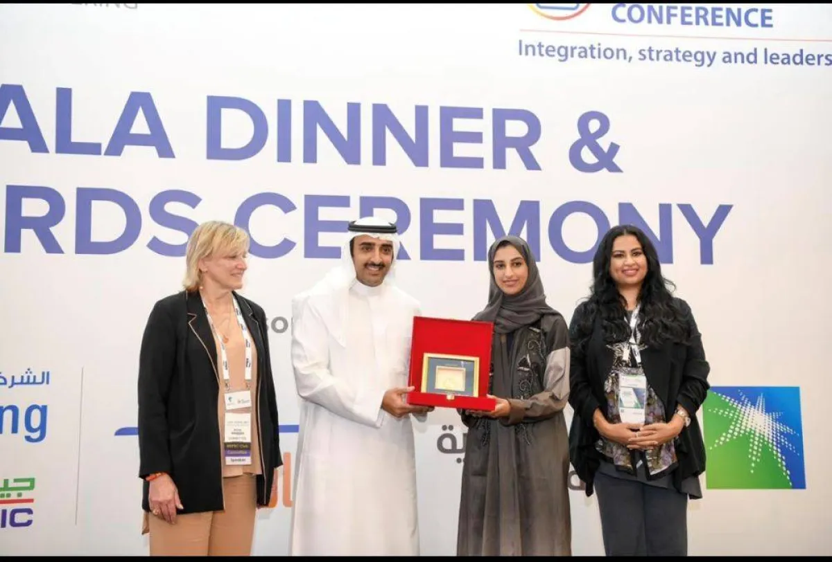 صورة آرام اليحيى وقت استلام الجائزة