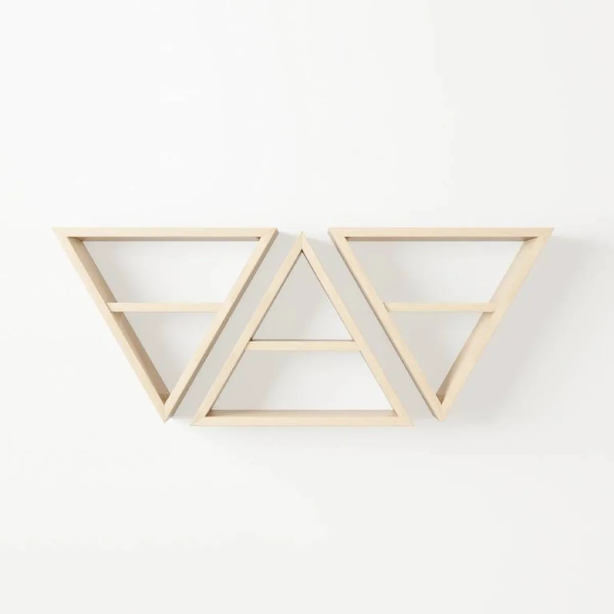 مجموعة من الرفوف الحائطيّة، التي تتخذ هيئة المثلّثات