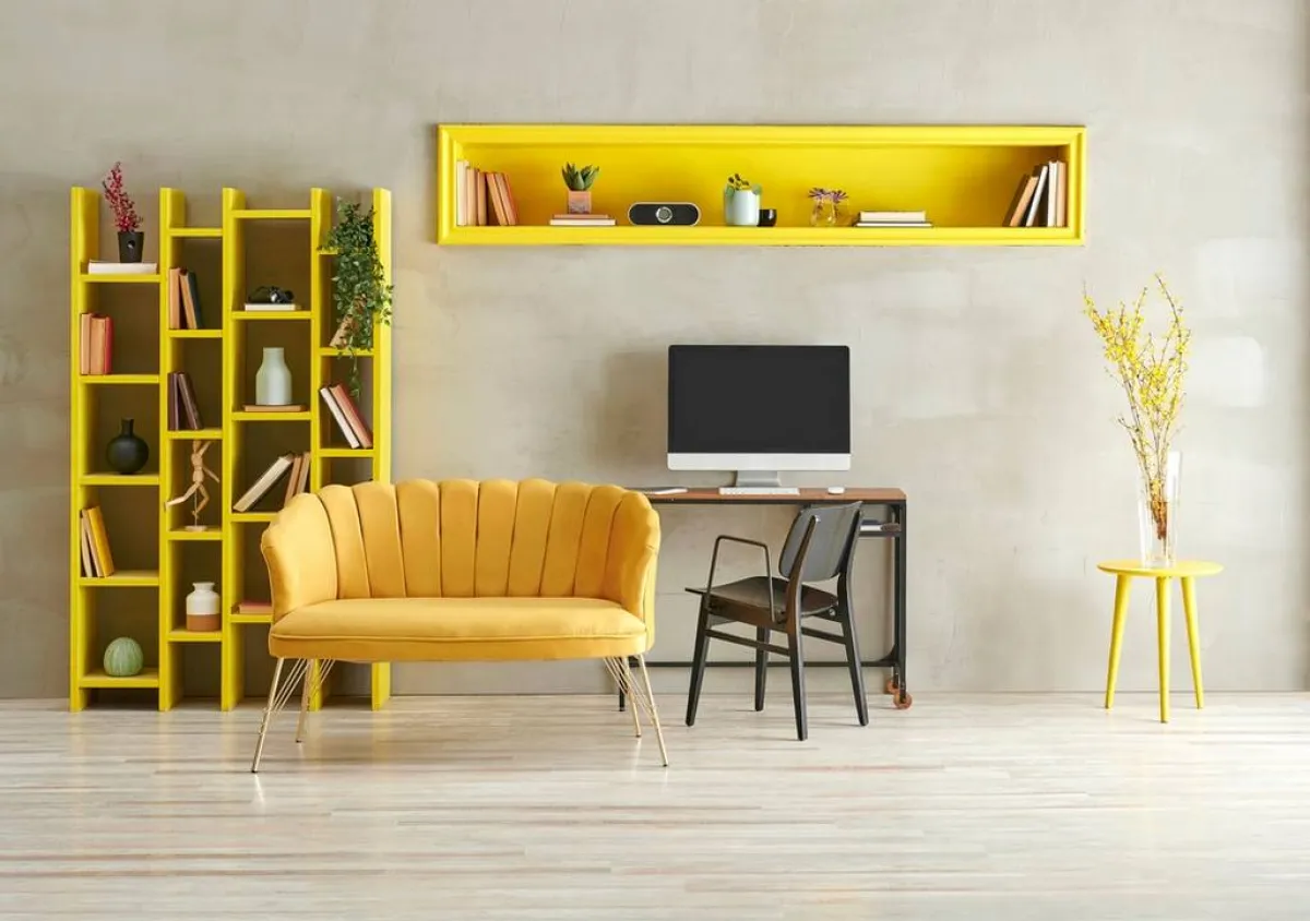 رفّ الحائط هو إضافة جذّابة إلى ديكورات الغرفة