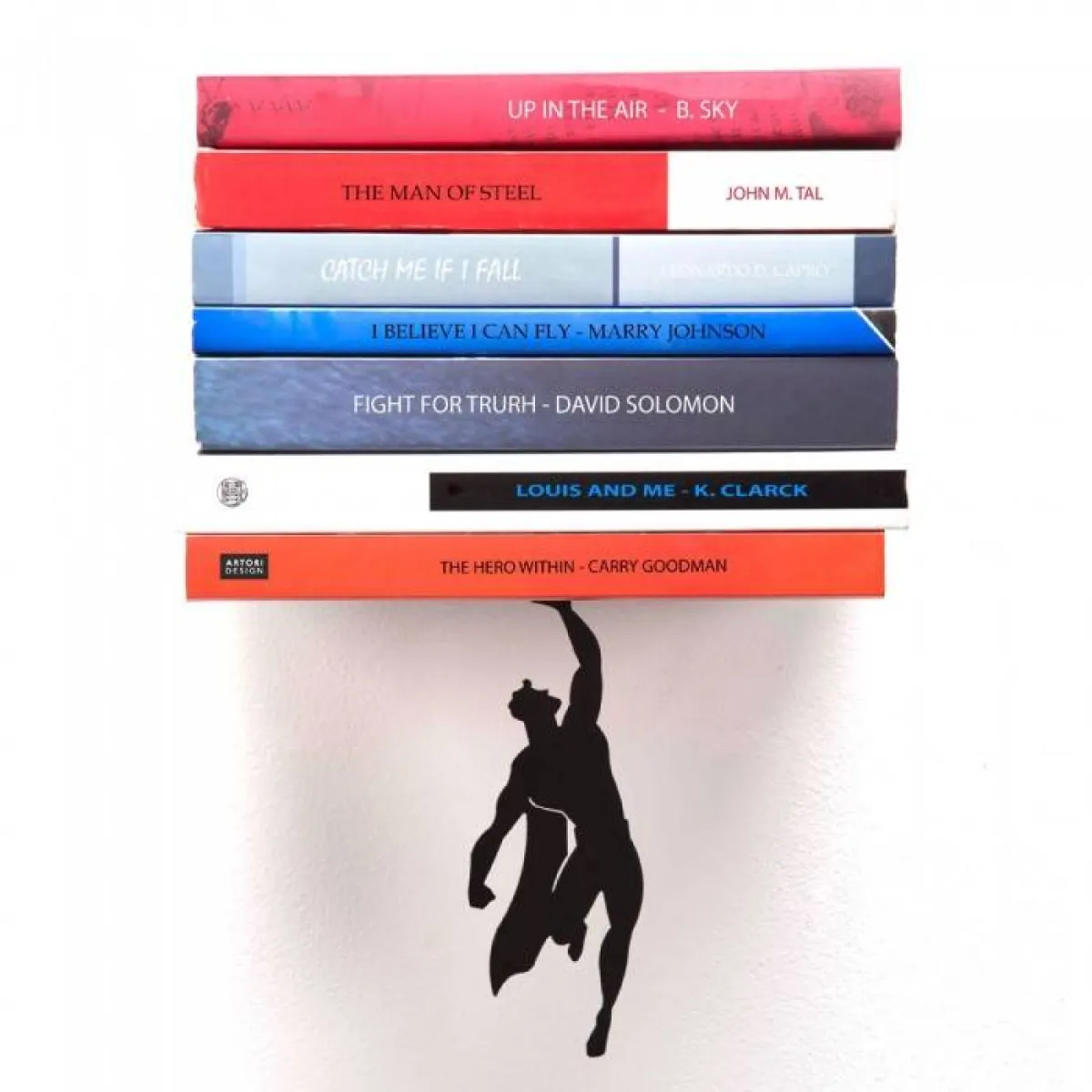 Floating supershelf رفّ خشبي رقيق للغاية، ترفعه شخصيّة خارقة كـ"سوبرمان" (الصورة من www.redcandy.co.uk)