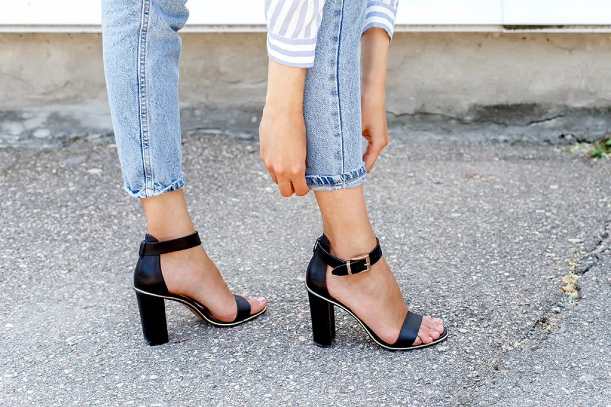 موديلات صنادل كعب باللون الأسود لصيف 2022