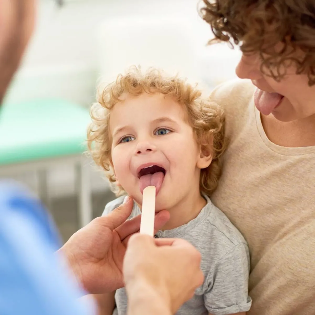 صورة لطفل مريض في الكشف