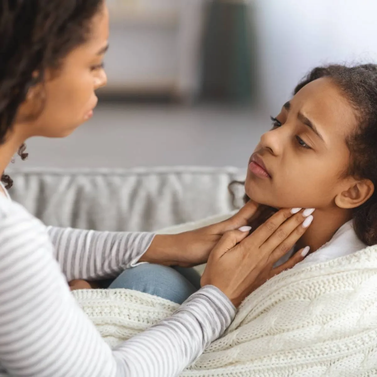 صورة لأم وطفلتها المريضة