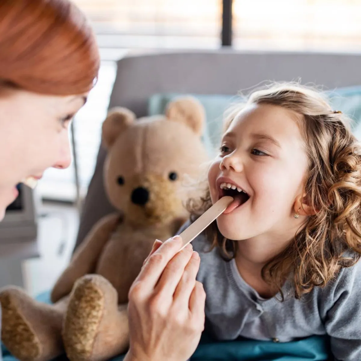 صورة لطفلة وطبيبة