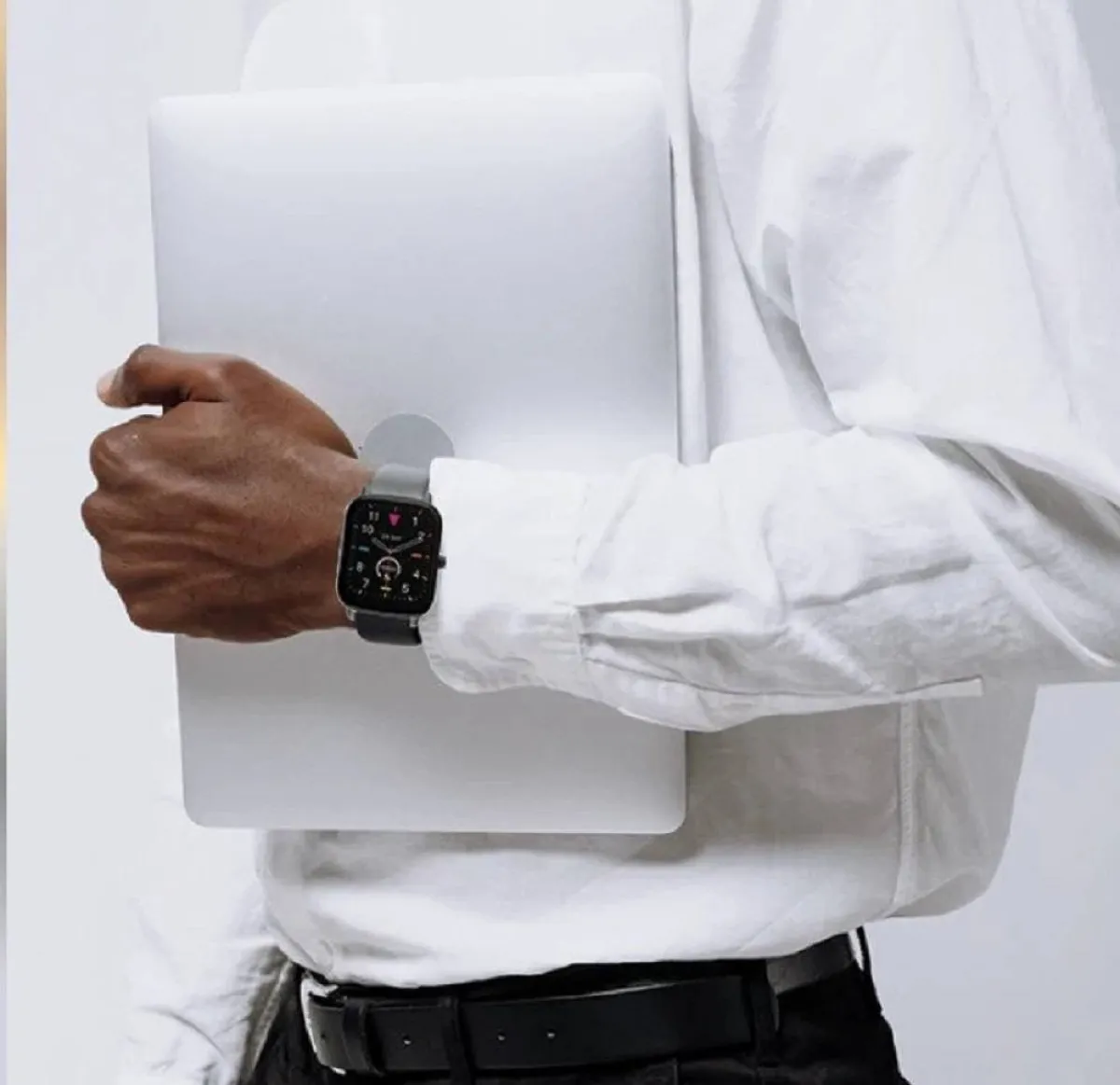 صورة شخص يرتدي ساعة نويز