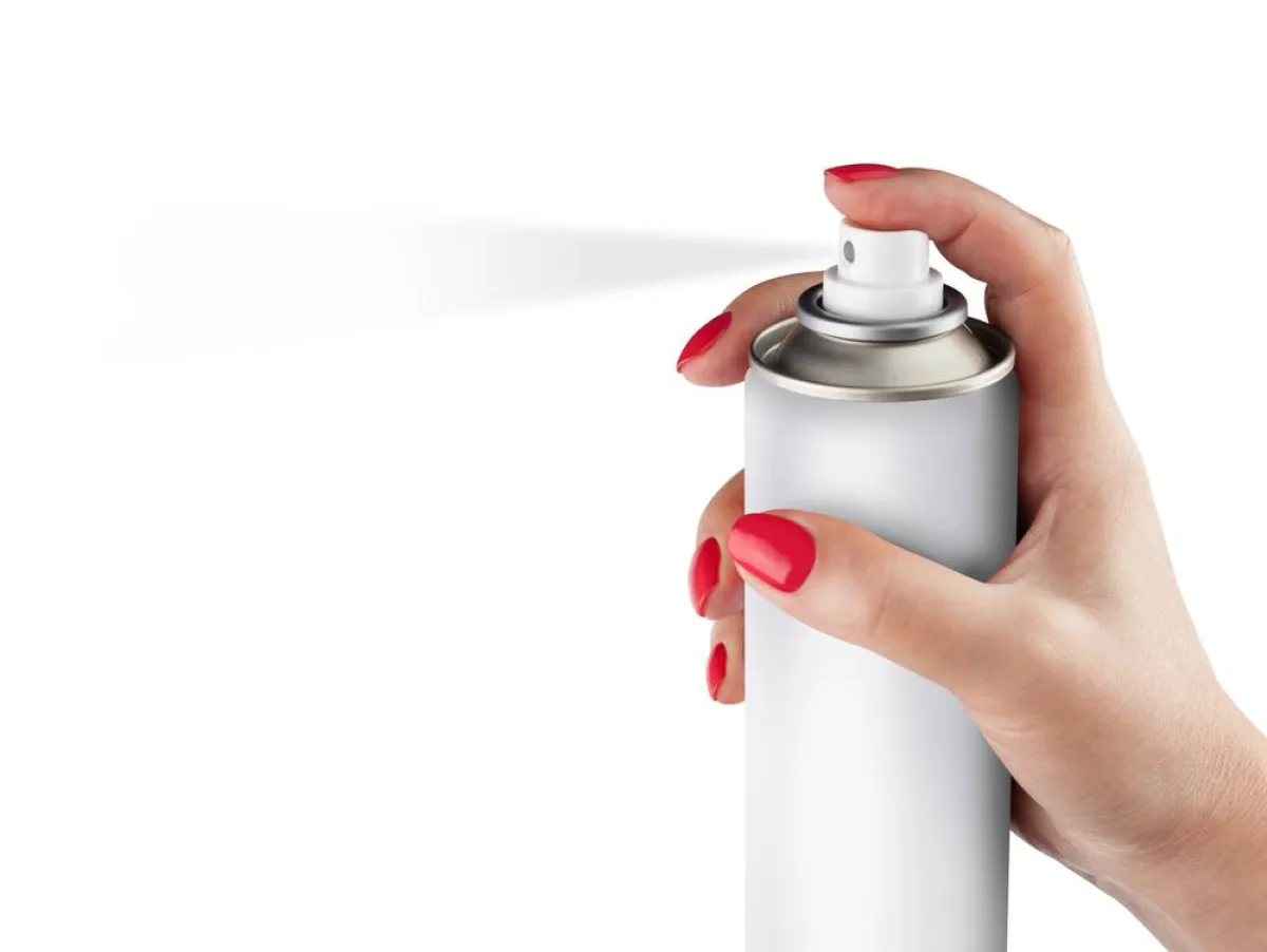 مثبت الشعر يقوم بدور مساهم في إزالة بقع الحبر من الملابس