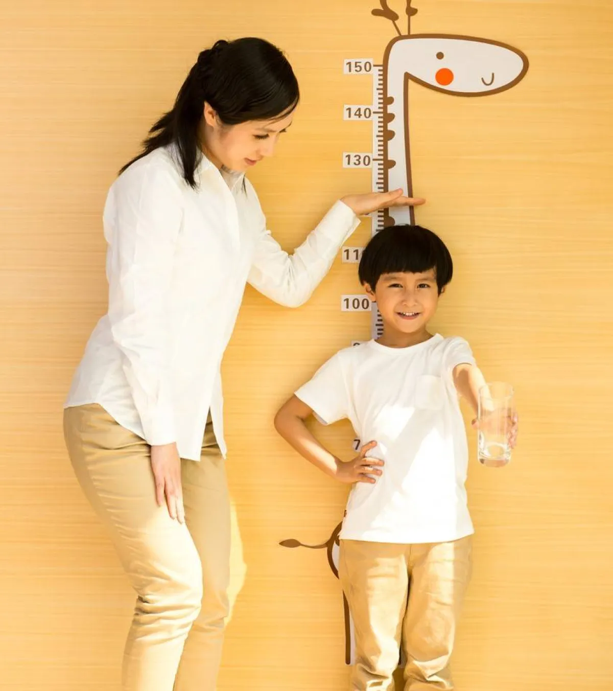 صورة لأم تقيس طول طفلها