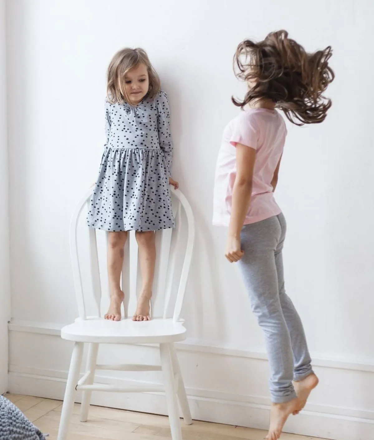 صورة لطفلتين متفاوتتي الطول