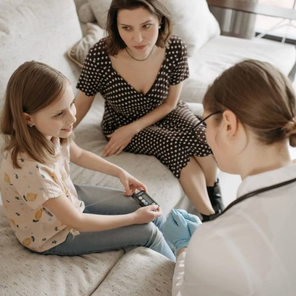 صورة بين الطبيب والطفلة المريضة والأم