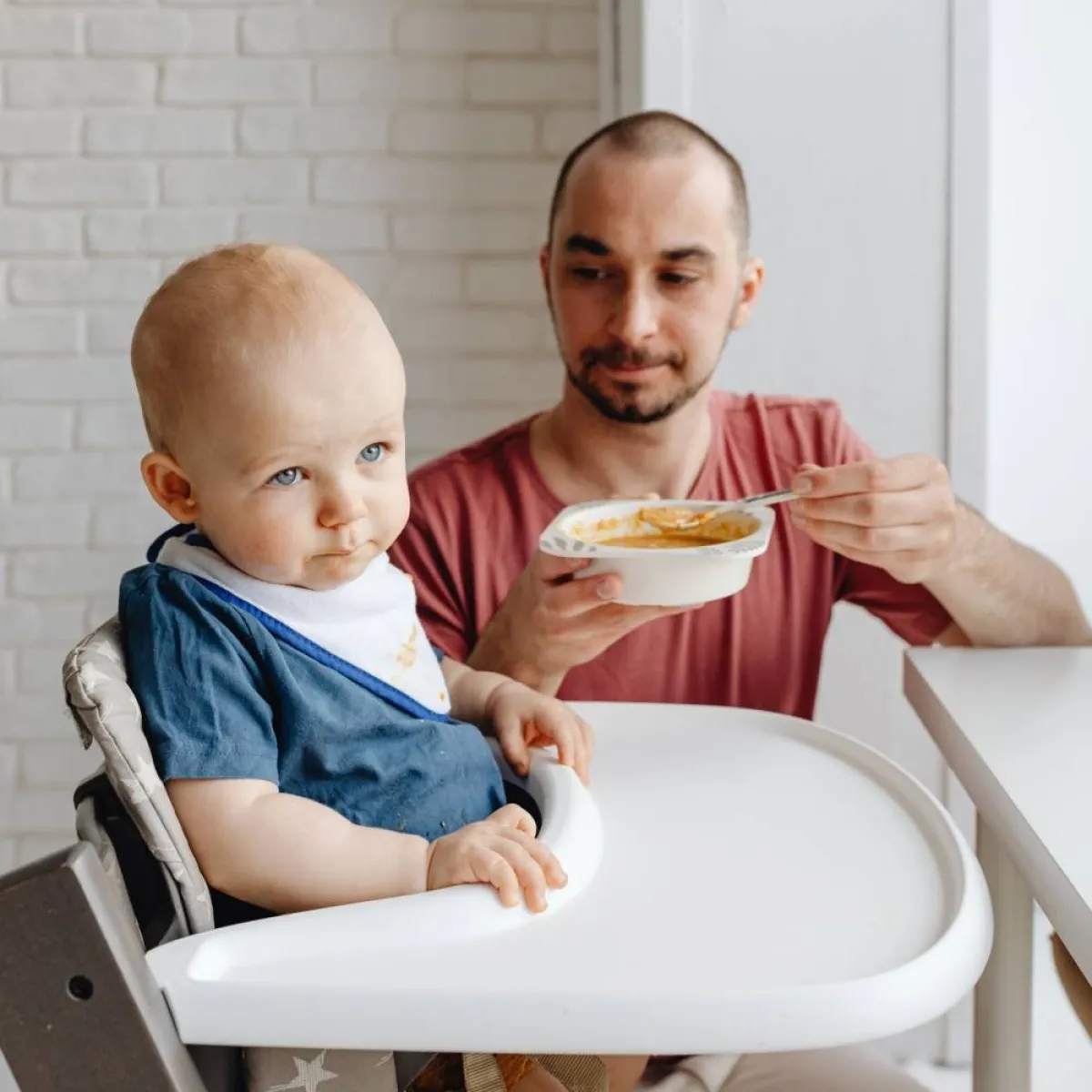 صورة لأب وطفله يمتنع عن الطعام