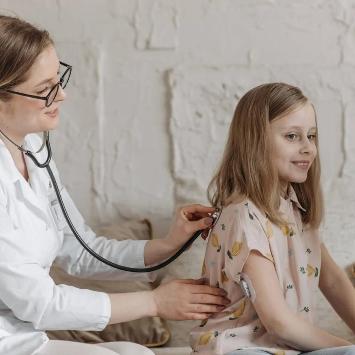 صورة لطفلة مريضة وطبيبة