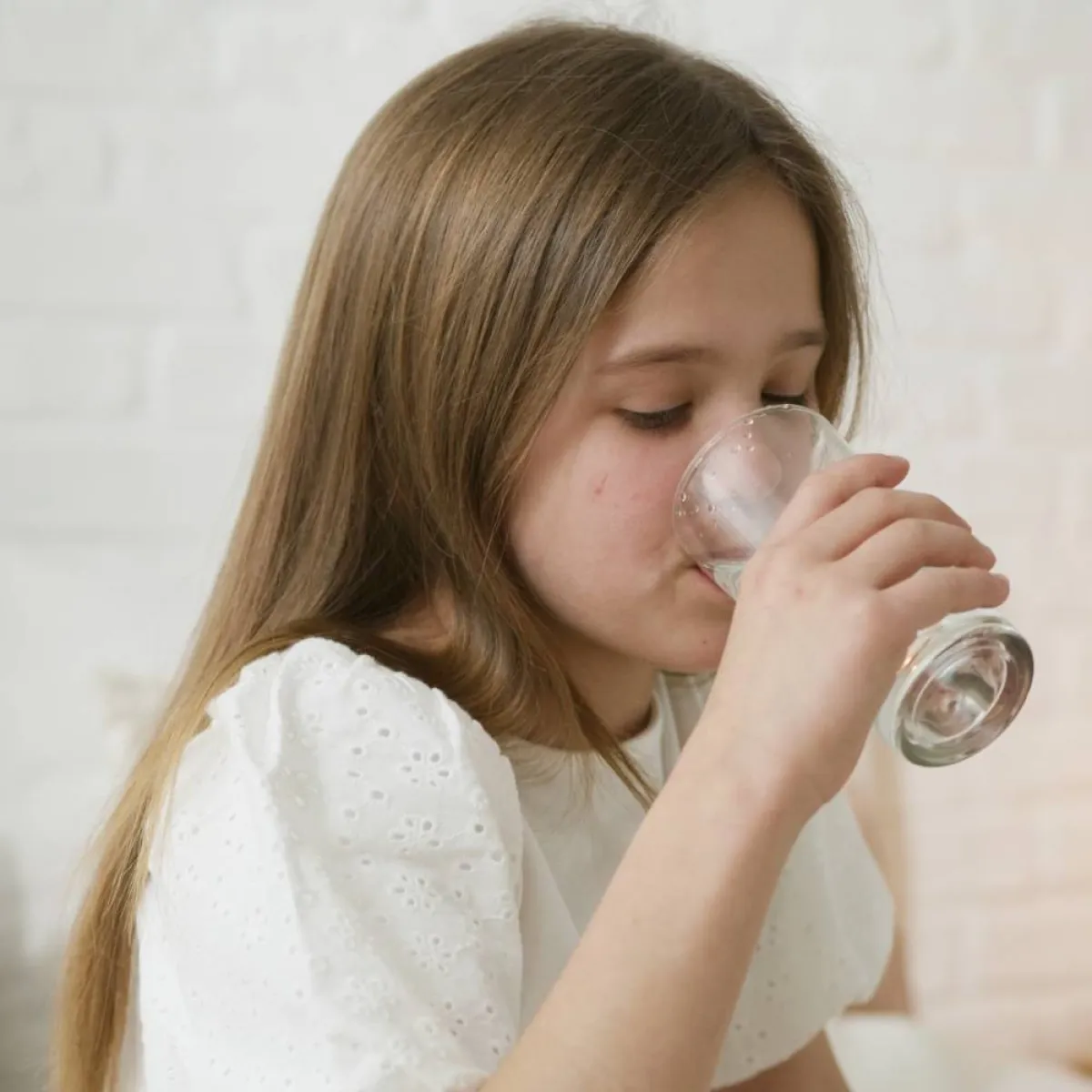 صورة لطفلة تشرب