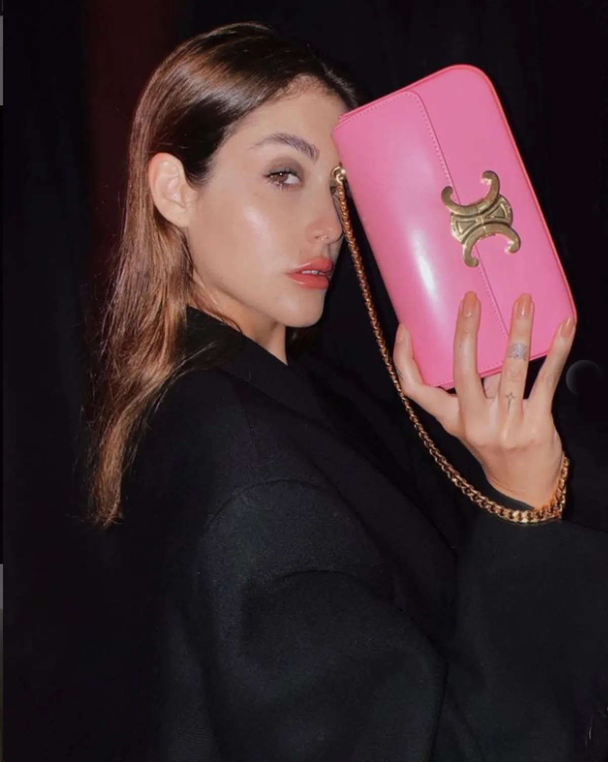 نور عريضة تحمل حقيبة زهرية