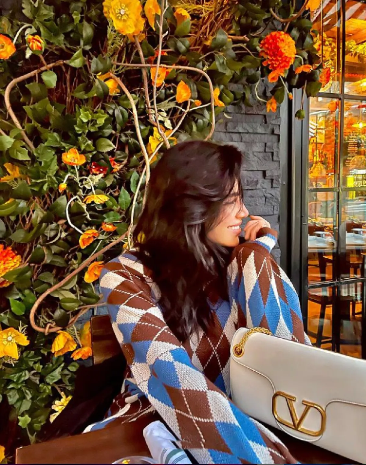 سنتيا صمويل ترتدي كاريغان مطبعاً وتجمل حقيبة عاجية