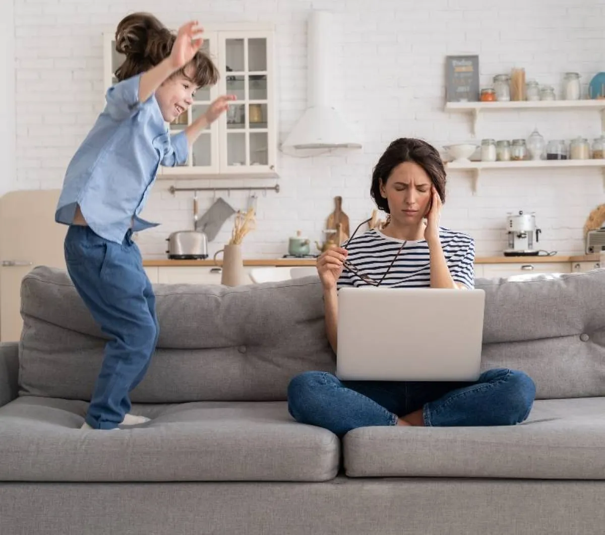 صورة لأم تعاني مع طفلها المصاب بفرط الحركة