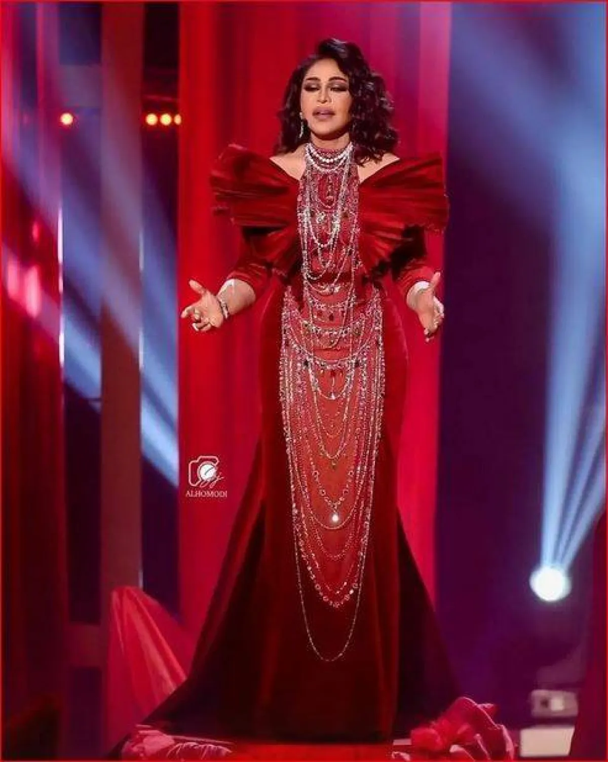 أحلام الشامسي-الصورة من ستوري حساب Antoine Kareh couture على انستغرام