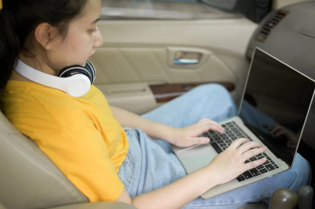 الاستعانة بسماعات الأذن خلال الرحلة