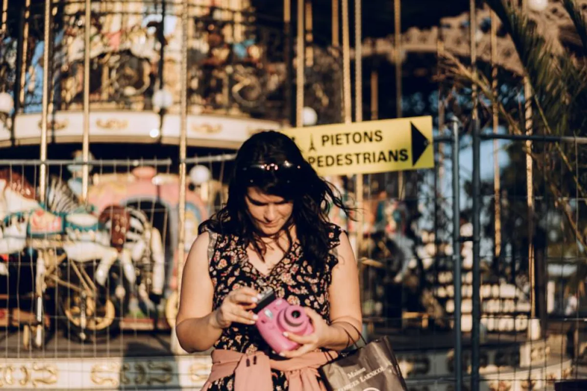 الكاميرا الفورية لتوثيق وتصوير كافة الأحداث خلال الرحلة