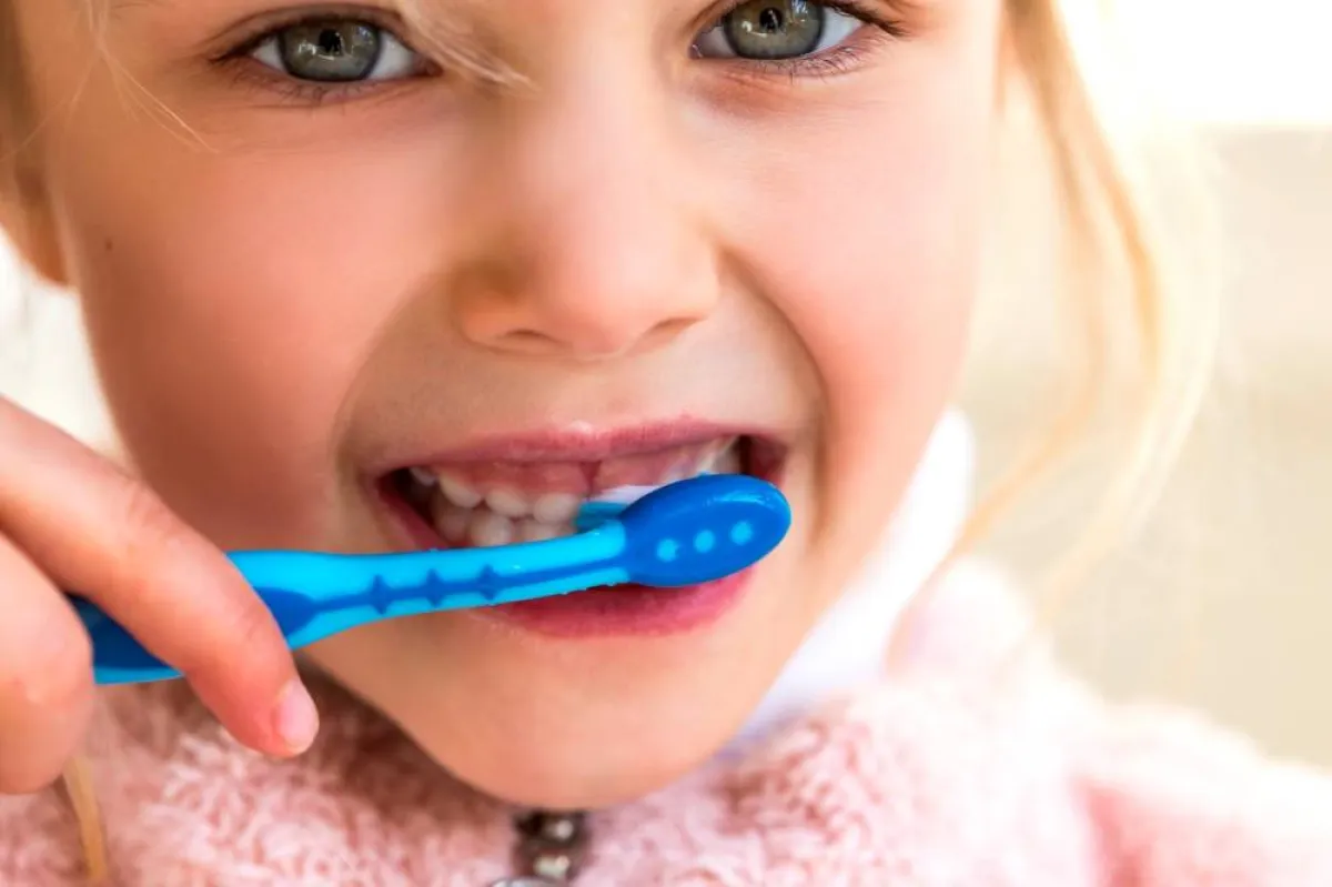 صورة لطفلة تهتم بنظافة أسنانها وصحتها