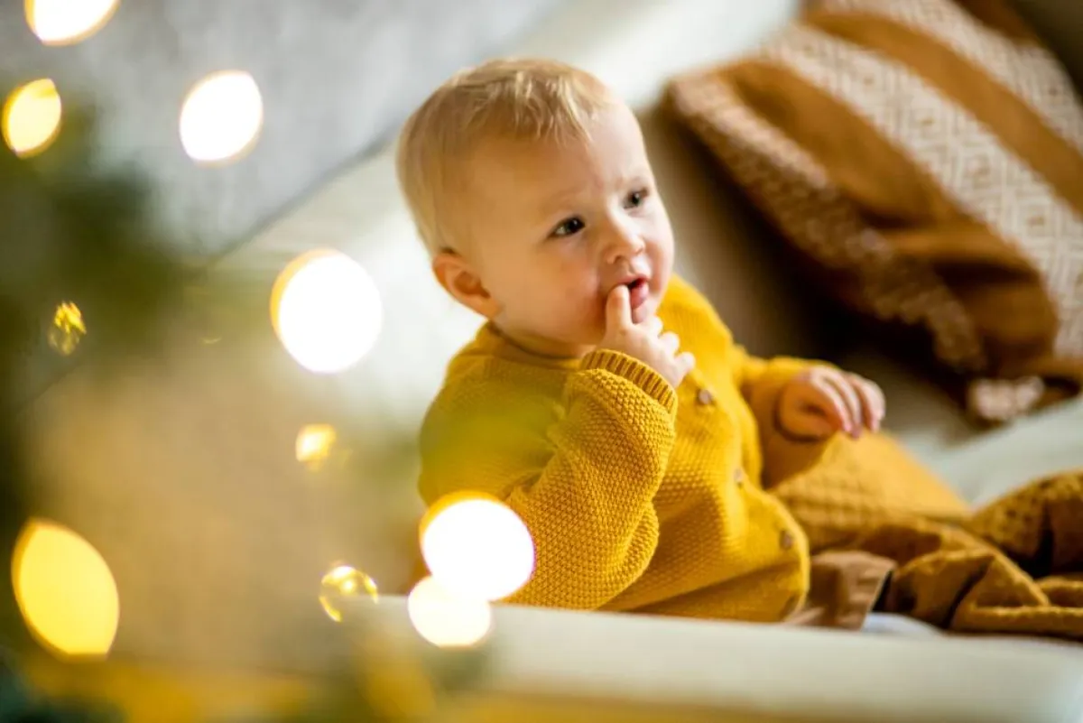 صورة لطفل يعاني من أعراض ظهور الأسنان اللبنية