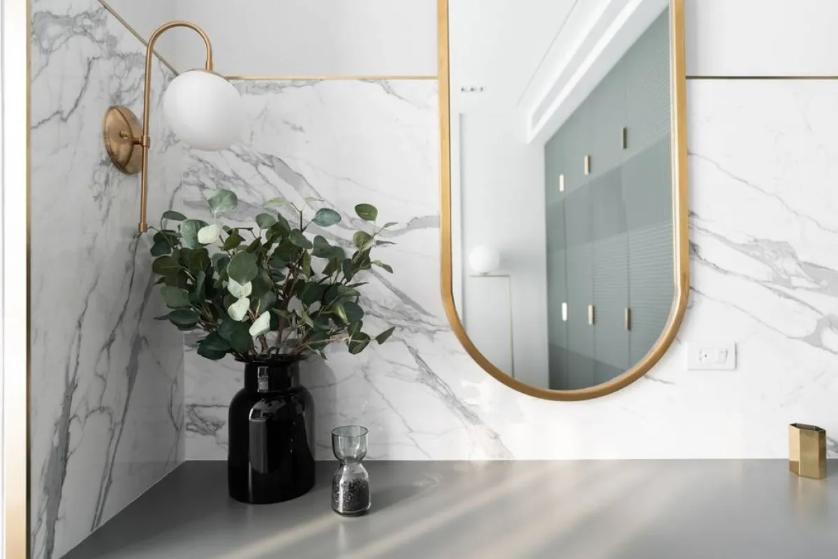 الرخام المميّز بعروقه، يلفت على الجدران، ويرفع قيمة الديكور 