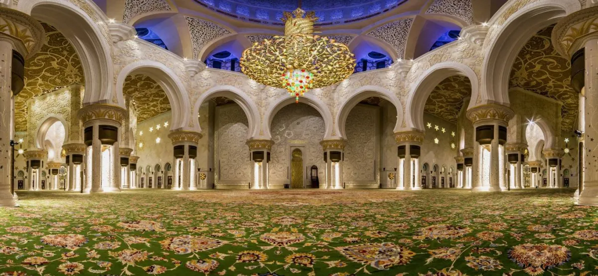 سجادة جامع الشيخ زايد الكبير تحفة جمالية والأكبر في العالم. الصورة من "وام"