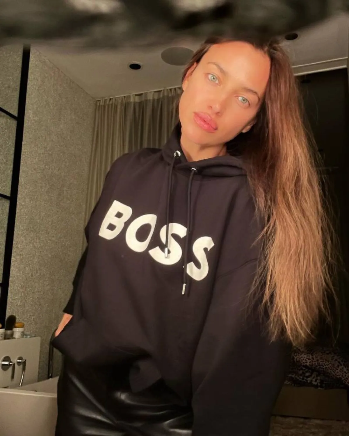 إيرينا شايك بتسريحة الشعر الطبيعي المنسدل