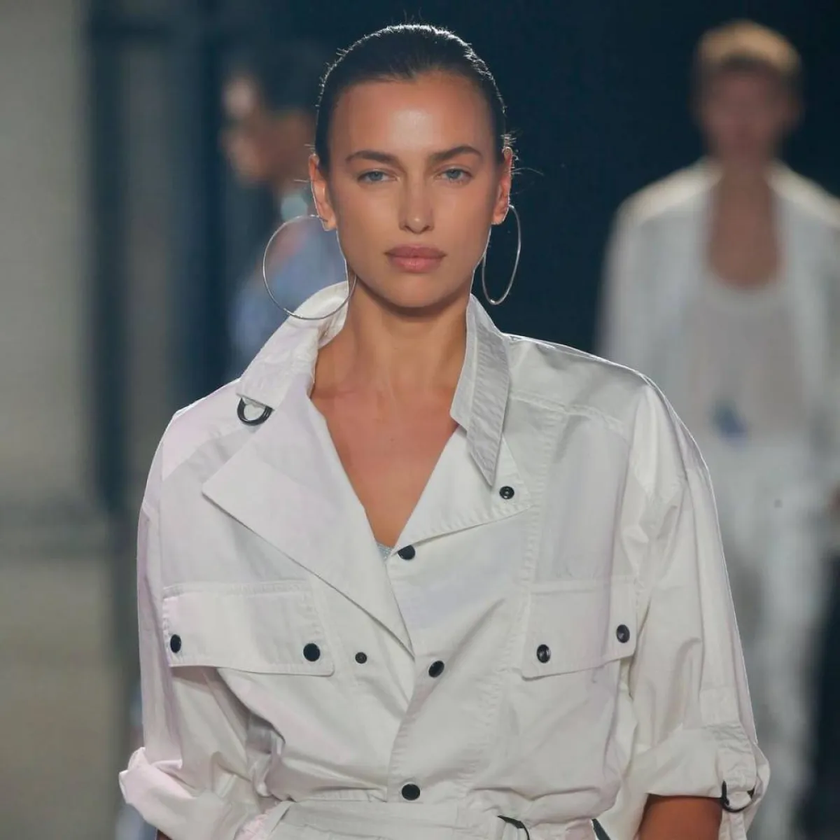 ايرينا شايك بتسريحات الشعر المرفوعة