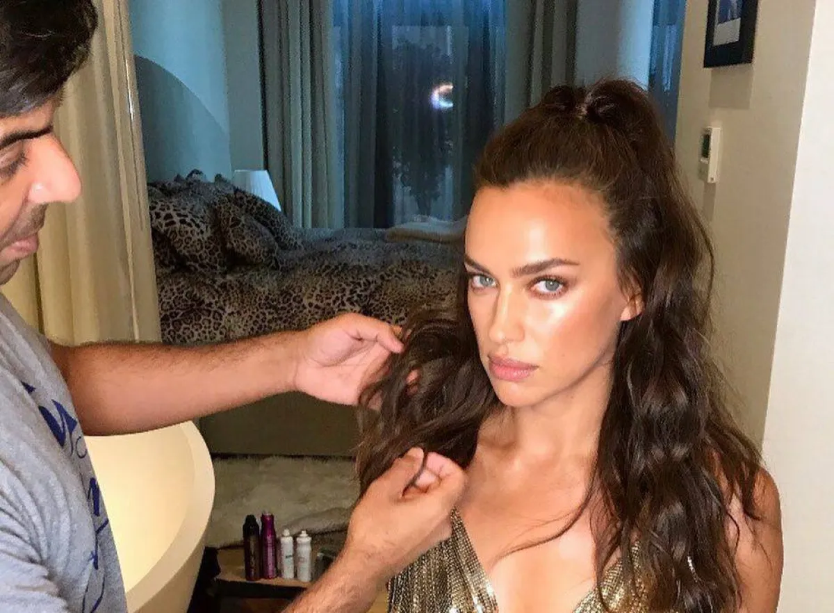 ايرينا شايك بتسريحة الشعر نصف المرفوعة