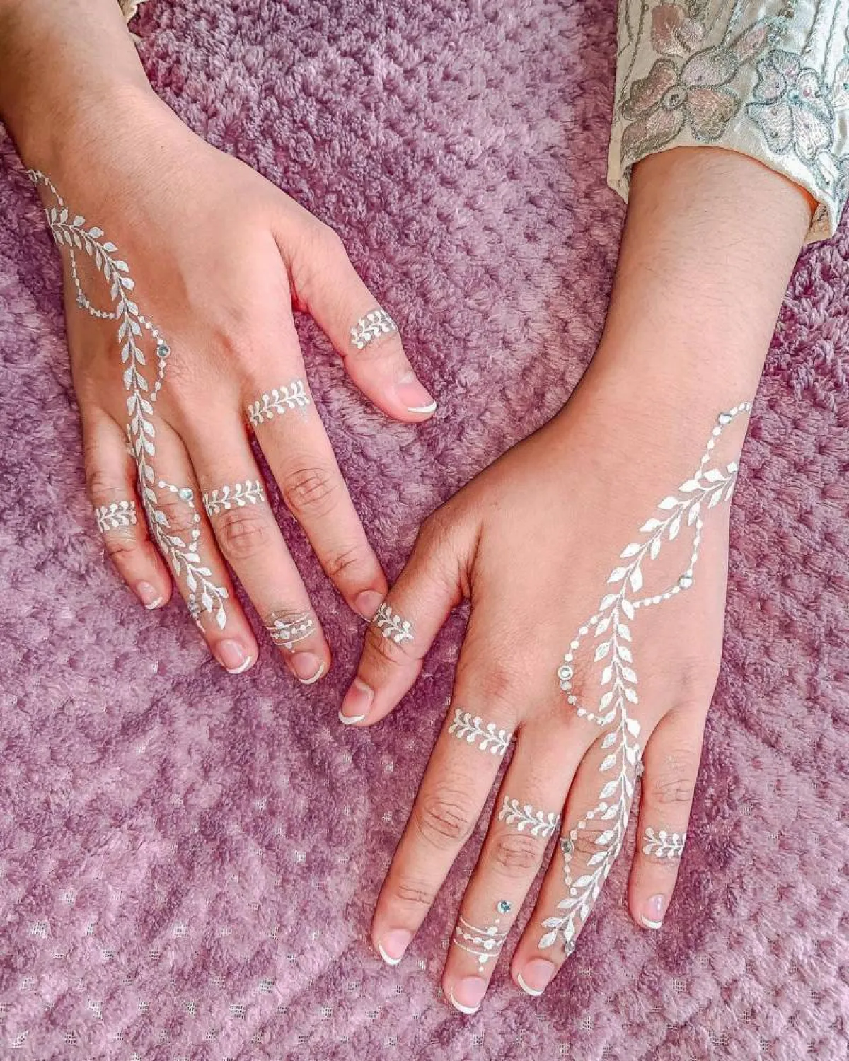 رسومات حناء أبيض ناعمة للعروس