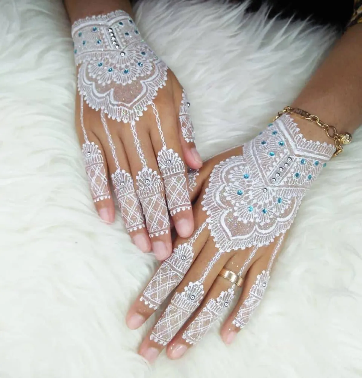رسومات حناء أبيض للعروس مرصعة بالأحجار الكريمة