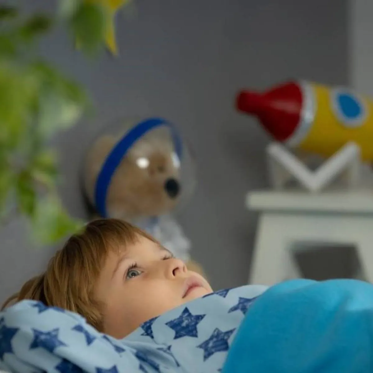 صورة لطفل سارح بخياله