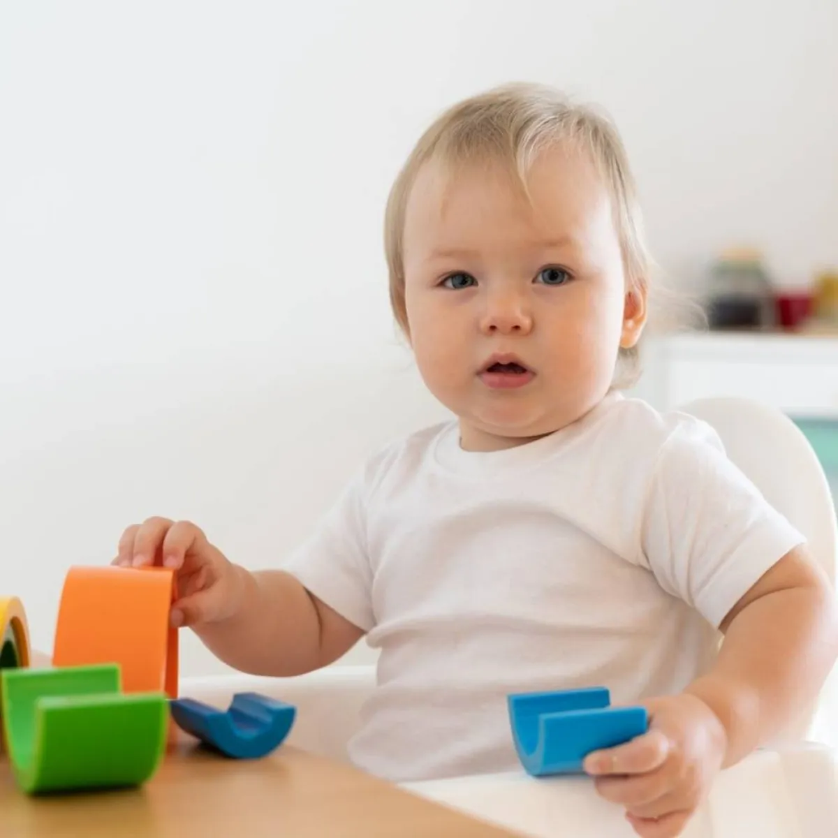 صورة لطفل يلعب